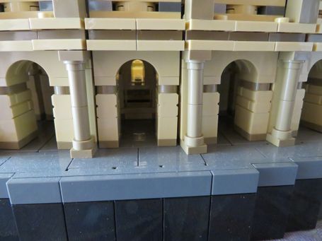 Dorische Säulen beim LEGO-Kolosseum im unteren Bogengang