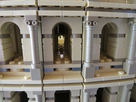 Ionische Säulen bei LEGO Kolosseum im mittleren Bogengang