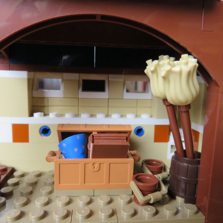 Besen, Eimer, Zauberbuch und Zaubererhut aus „Fantasia"