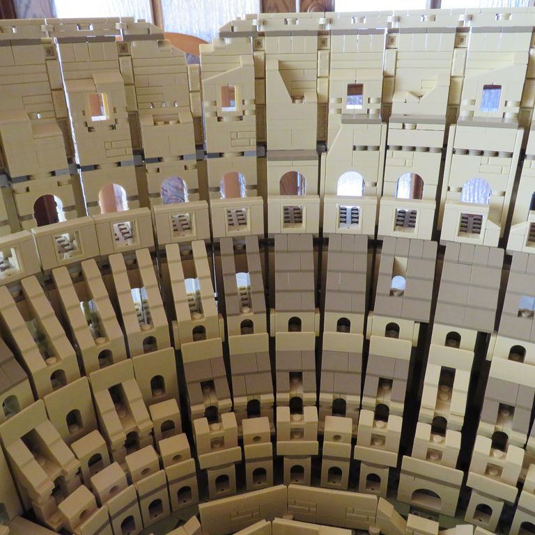 Zur linken Seite hin werden die Winkel in denen die einzelnen Segmente zueinander stehen größer um eine ovale Form zu erreichen